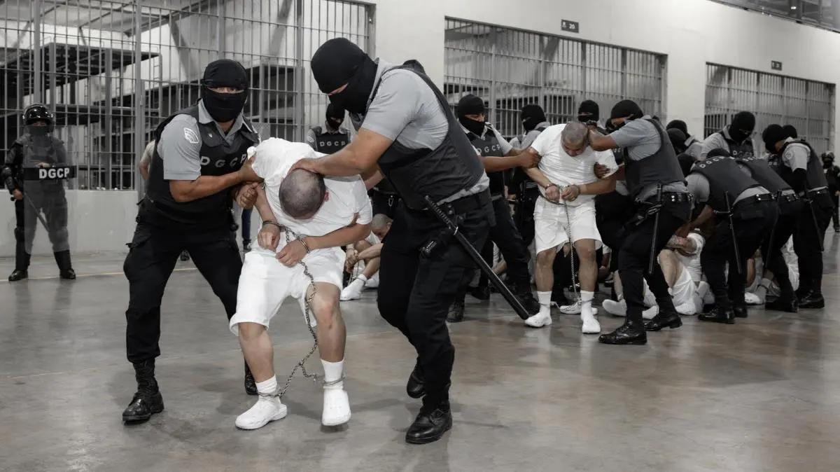 Expertos de la ONU denuncian que EE.UU. “negó el debido proceso” a los migrantes deportados a El Salvador