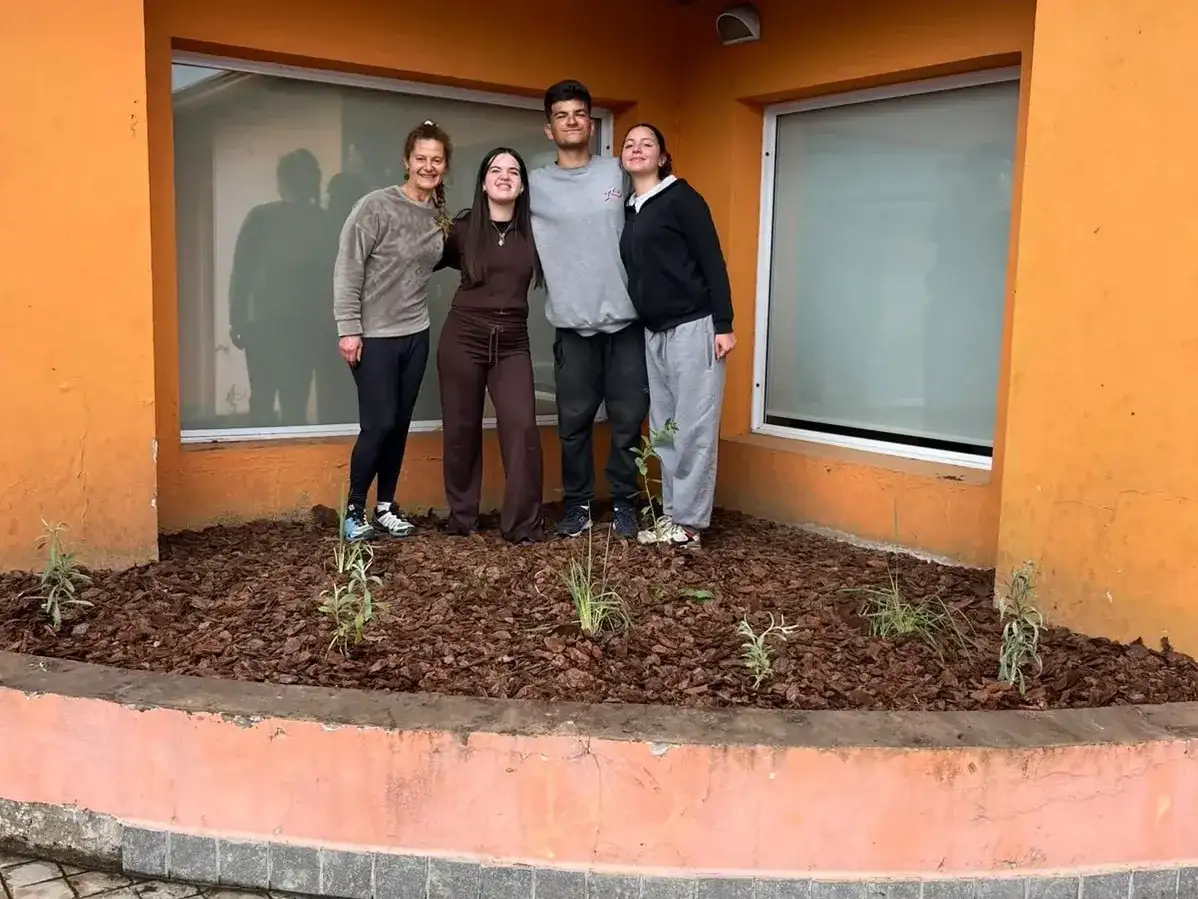 Mariana Coto junto con los estudiantes que llevaron a cabo el trabajo en Salud Mental.