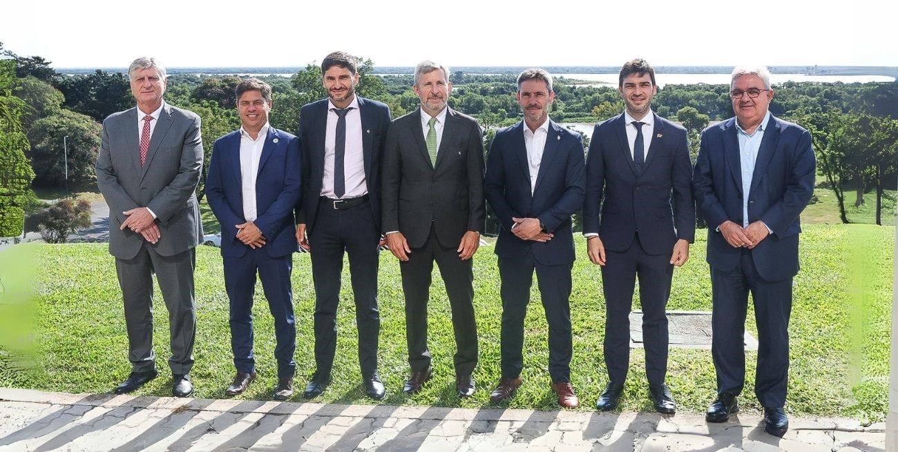 Pullaro asistió en Paraná a un encuentro sobre desarrollo productivo junto a otros gobernadores.