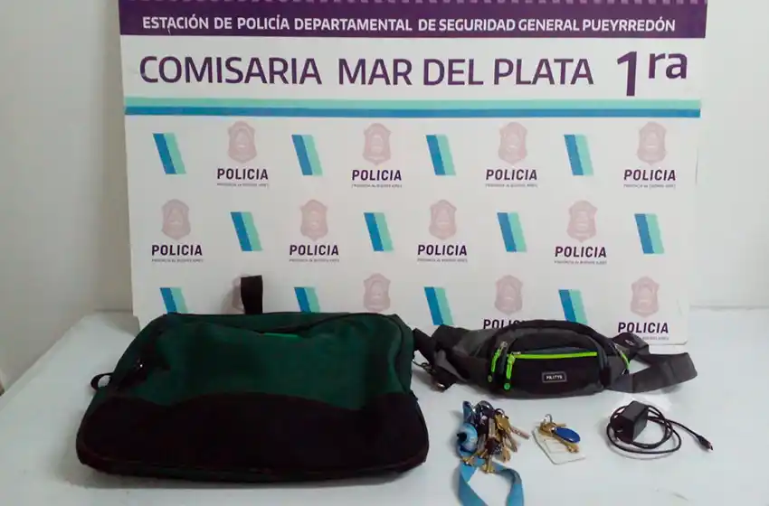 Lo amenazó con un arma y le arrebató un bolso a metros de Plaza España