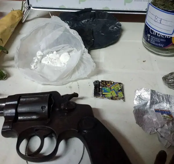 Secuestran 90 dosis de LSD, cocaína y un arma de fuego