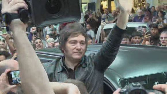 Milei en modo campaña: pasó por Tres de Febrero y sigue el raid por la provincia de Buenos Aires