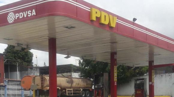 ¡PIMPINEROS HACEN SU «AGOSTO» CON EL PRECIO DE LA GASOLINA! Lluvias provocan crisis de combustible en Táchira