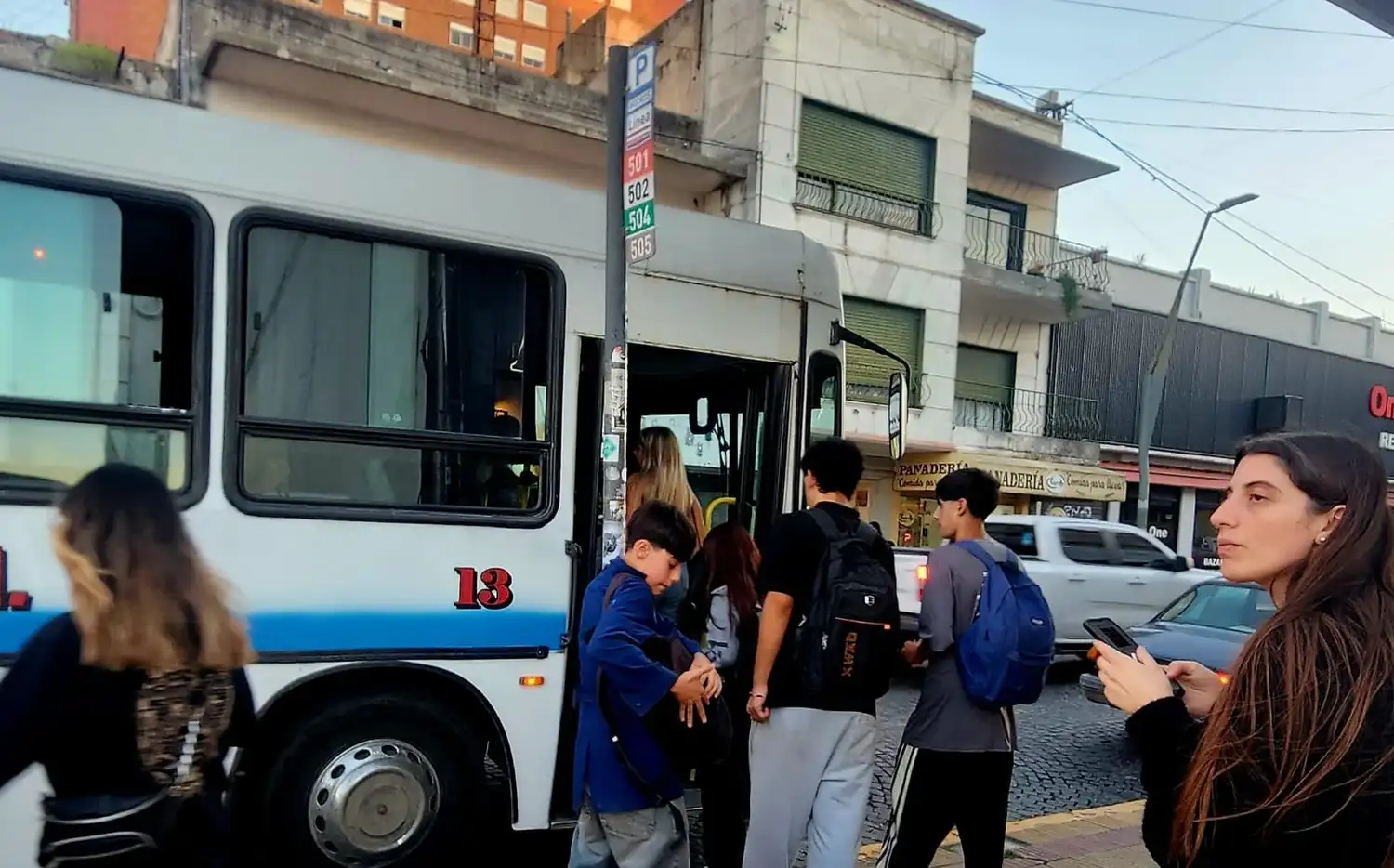 Vecinos de barrios de la ciudad reclamaron por recuperar el recorrido original de la Línea 502.