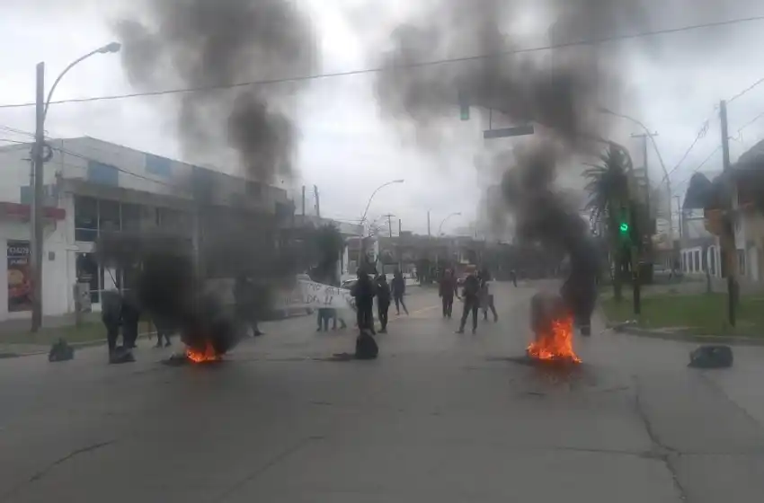 Continúa la manifestación en Desarrollo Social: ahora cortan la avenida Libertad