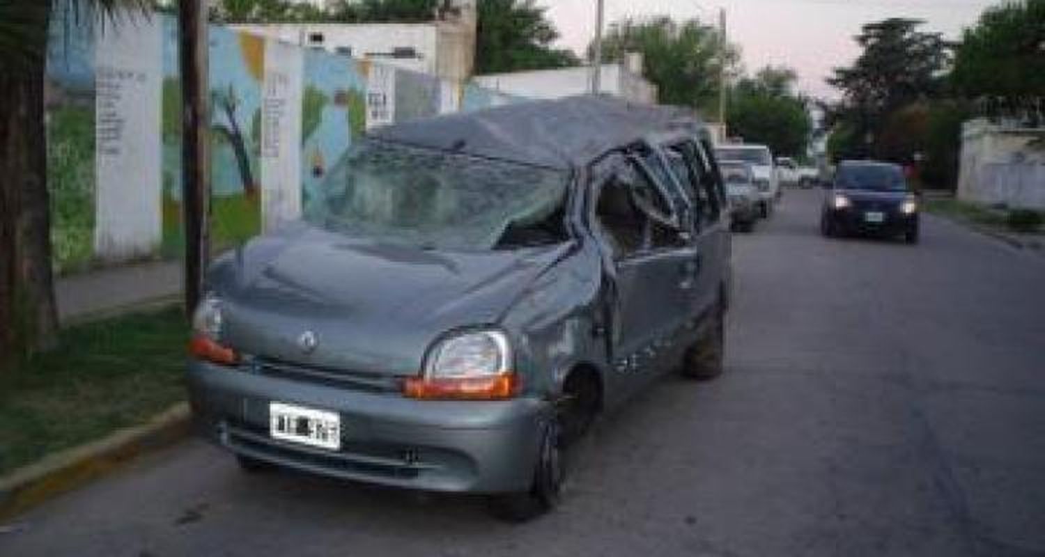 Una familia volcó sobre la autopista