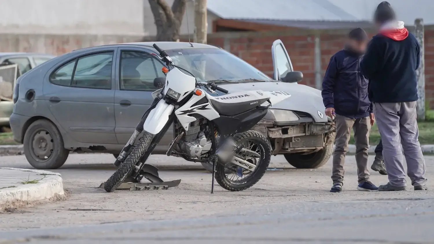 Siniestro vial protagonizado por un auto y una moto, en avenida 578 y calle 545, de Quequén