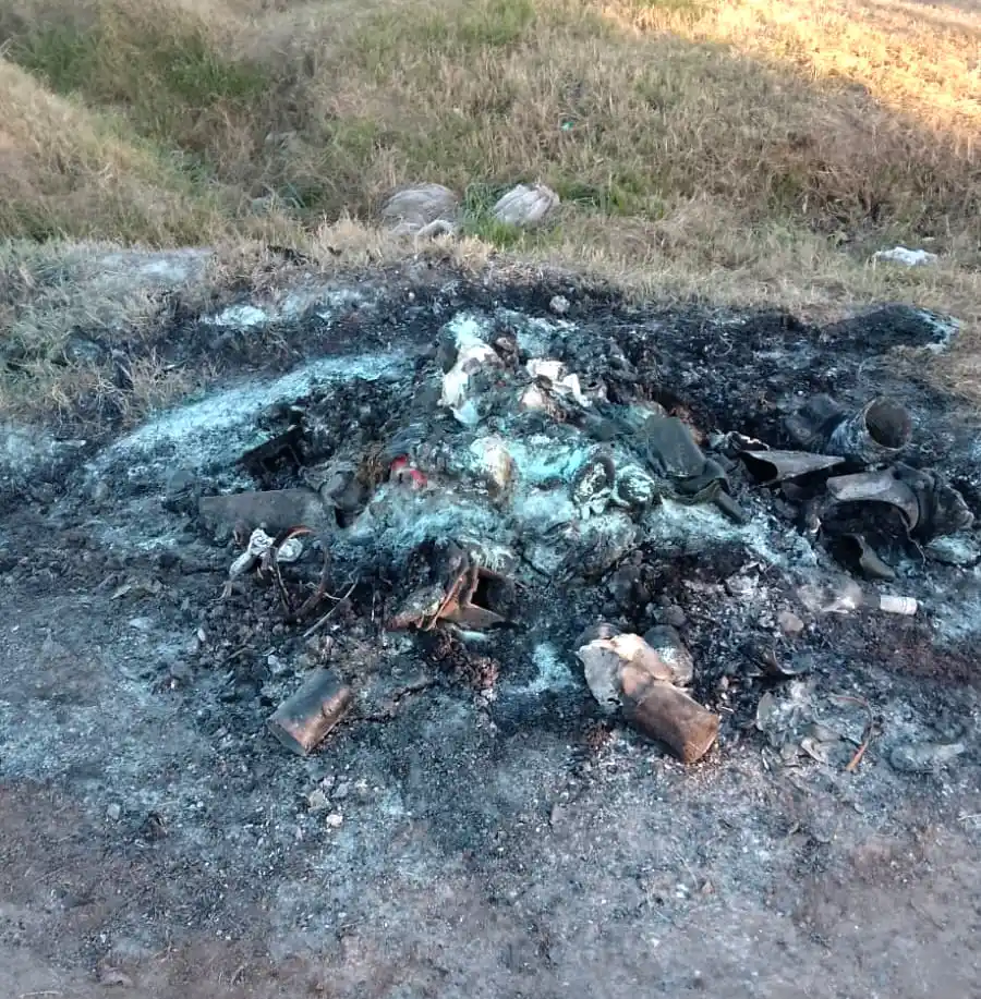 Las cenizas que quedaron del contenedor del barrio Los Nogales.