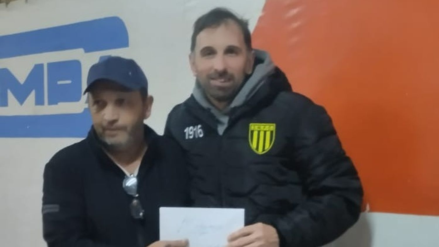 El campeón Gonzalo Siciliano, junto a Gustavo Rinci, director del torneo