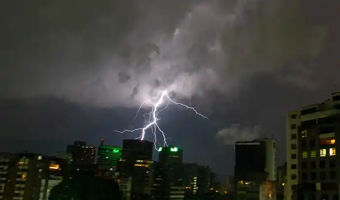 ¡TODO UN DILUVIO! Lluvias y vientos huracanados dejan caos en Caracas, Miranda y Aragua