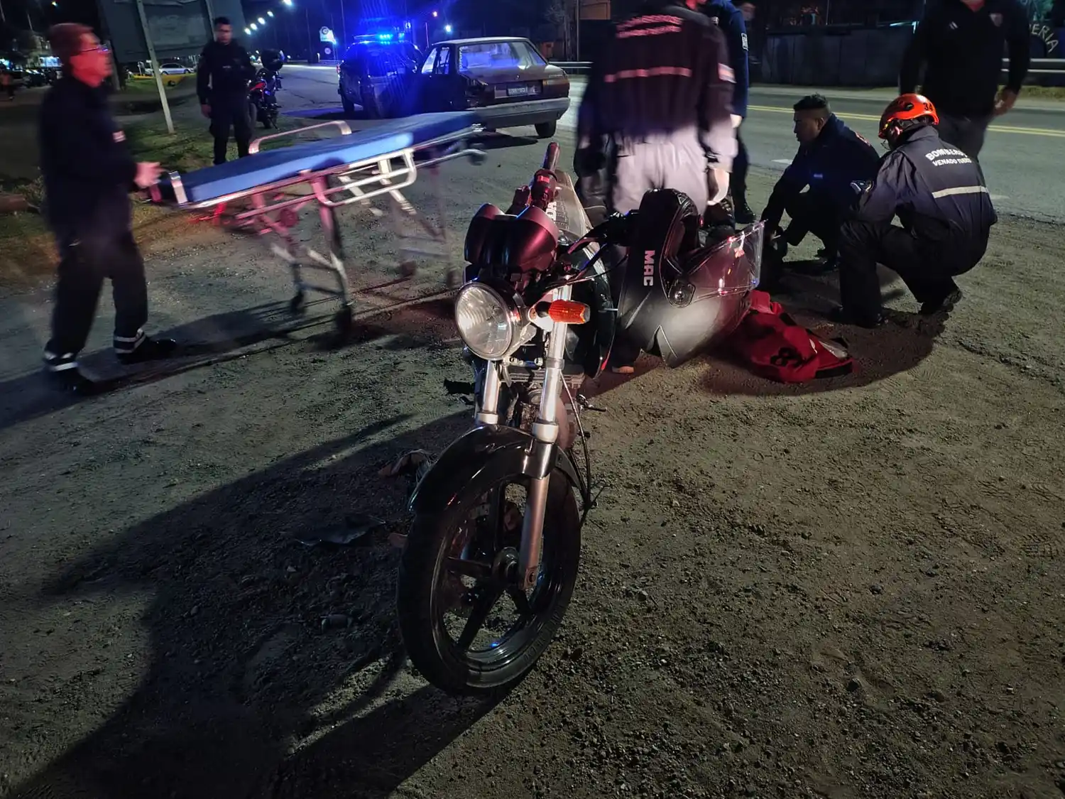 Personal de bomberos y del Sies 107 atendiendo al motociclista accidentado.