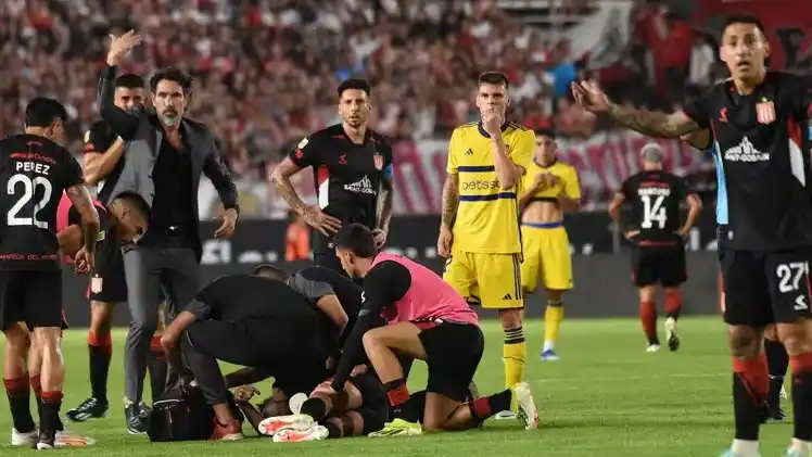 El jugador fue retirado del juego en ambulancia.