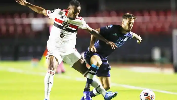 Racing superó a San Pablo en el Morumbí y se metió en los octavos