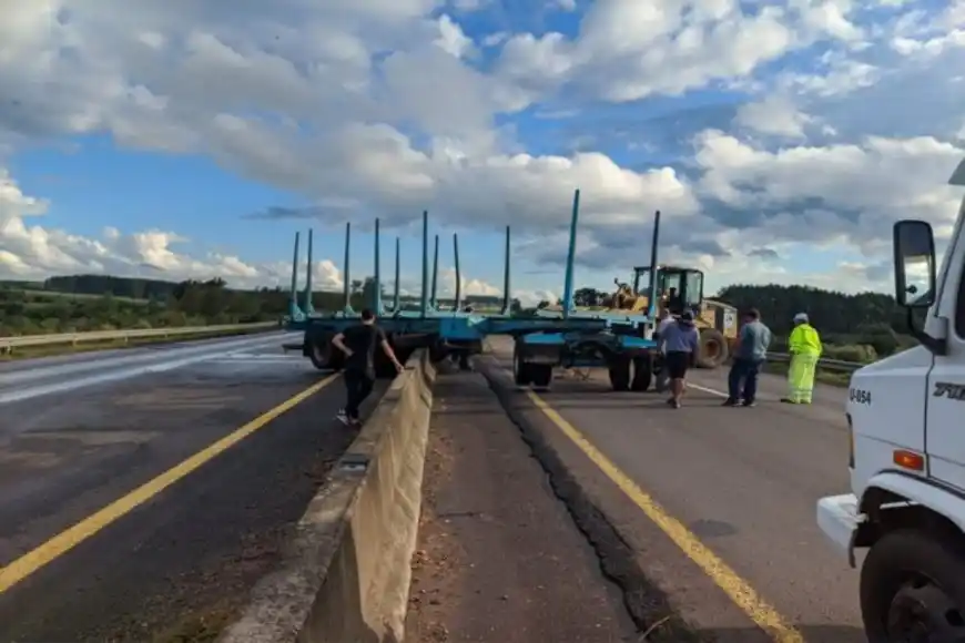 Perdió el control “por el ahuellamiento” e impactó el acoplado de su camión en la barrera central de la Autovía 14