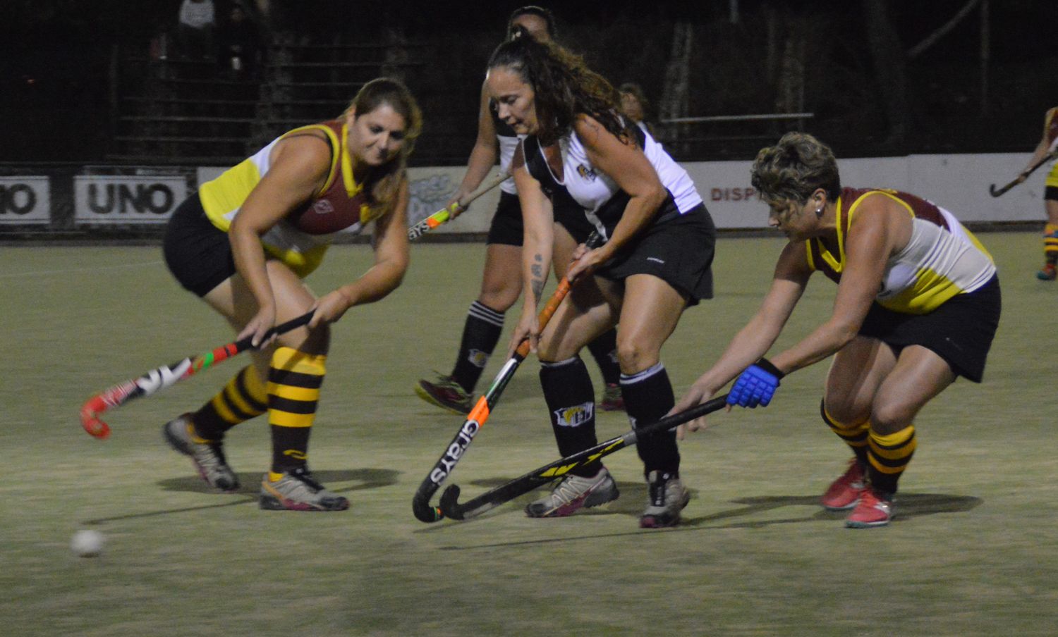 Mamis Hockey: Rowing y Estudiantes firmes en la cima