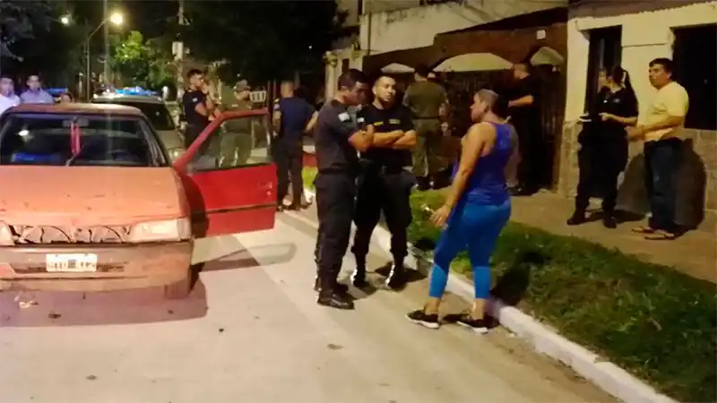 Golpeó a una mujer adentro de un auto y la víctima pidió auxilio a los gritos