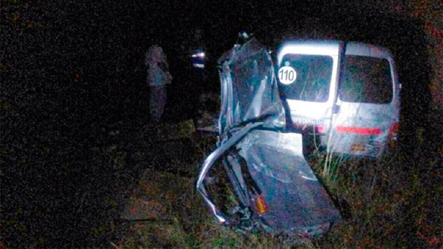 Utilitario chocó la cabecera de un puente y cayó al vacío desde unos 4,5 metros