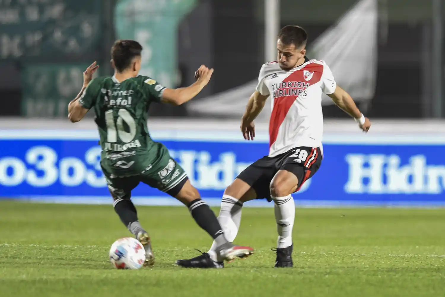 Quiroga y Peña van por la pelota.