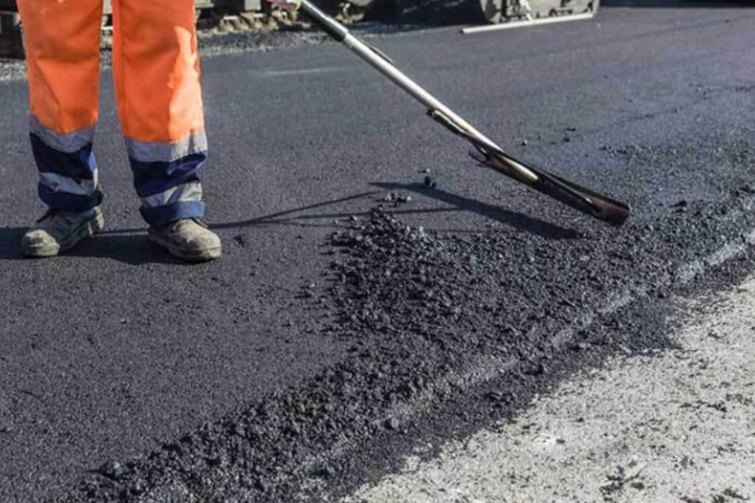 Realizan obras de bacheo en un sector de la ciudad