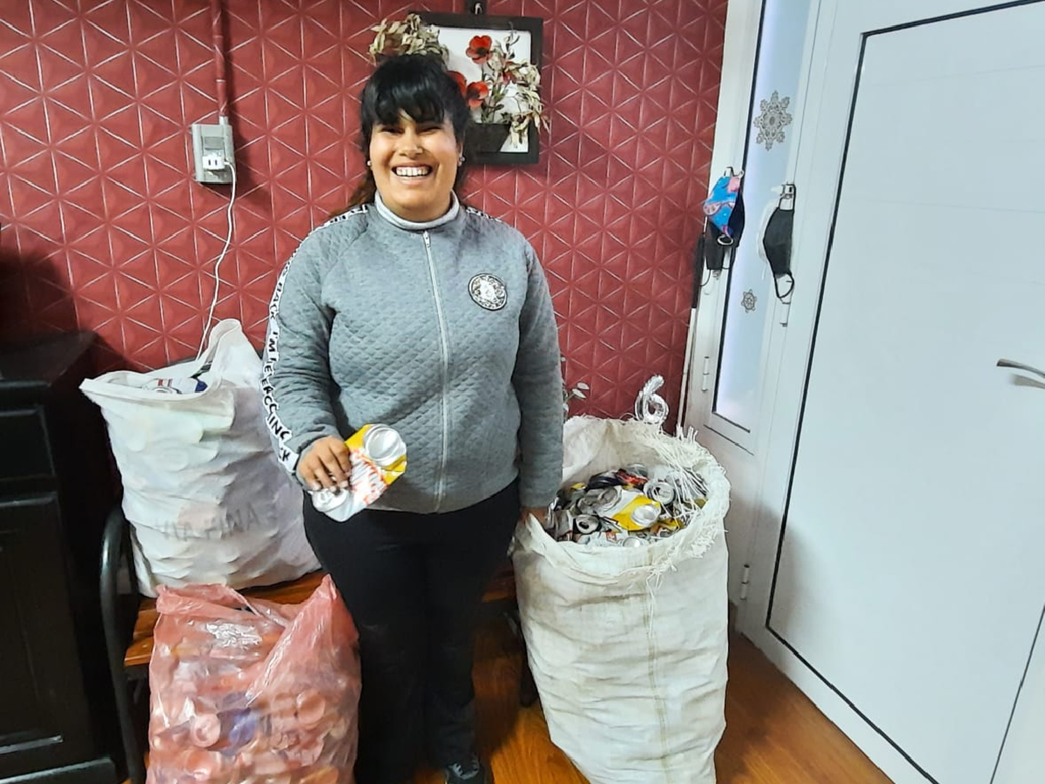 Mili Boscacci recicla aluminio para poder viajar a China en busca de una cura su ceguera