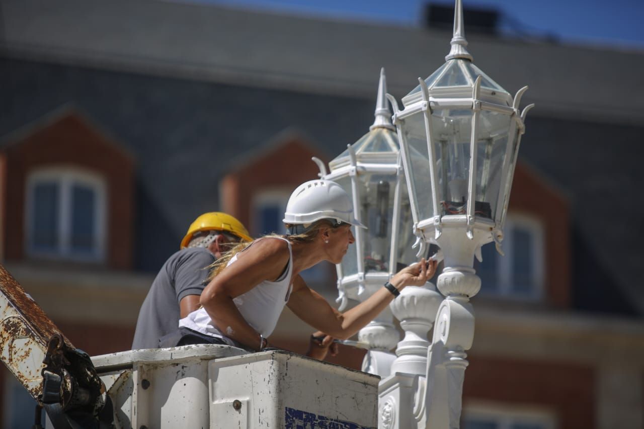 Costanza Addiechi llevando adelante la restauración de las farolas de la Rambla Bristol.