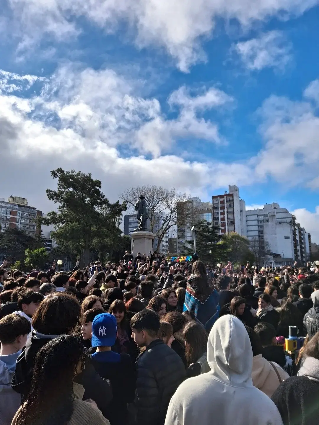 Un nutrido grupo de personas se reunió en Plaza Mitre para "farmear aura".