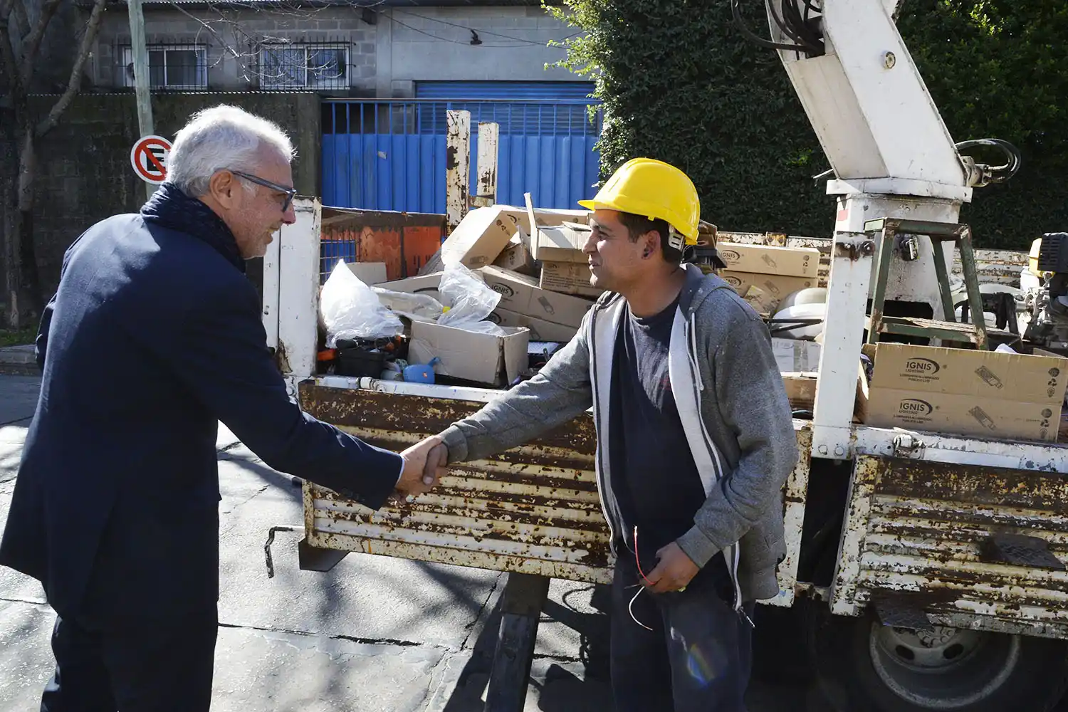 Tigre: Zamora monitoreó la colocación de nuevas luminarias led en Rincón de Milberg