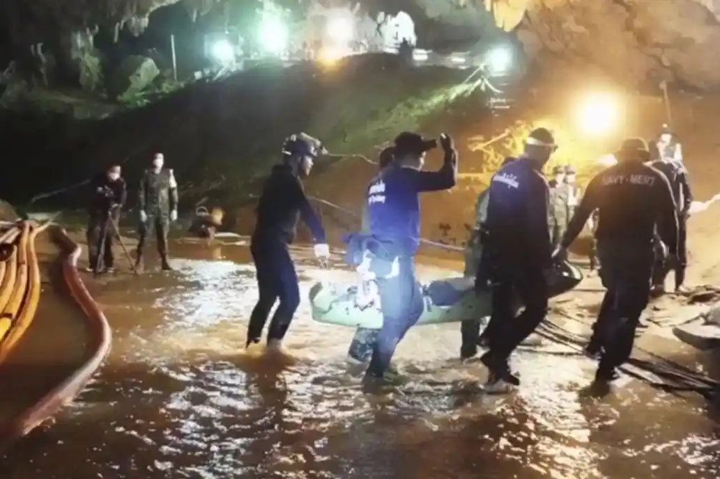 Rescate en Tailandia: los chicos se harán monjes budistas en honor al socorrista muerto