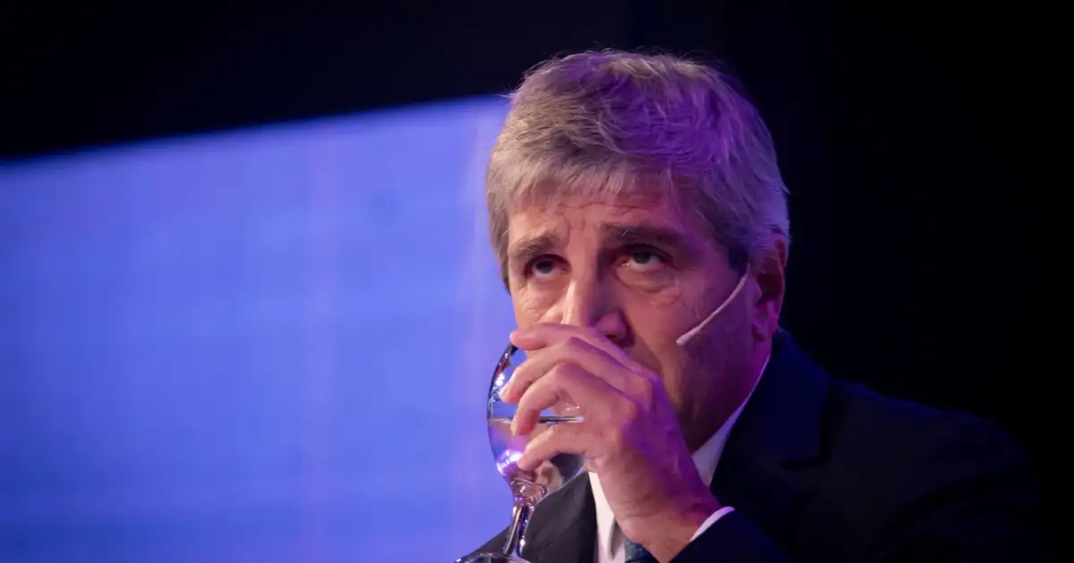 el Tesoro se vio obligado a emitir un volumen récord de deuda atada al dólar para lograr financiarse, dejando atrás la confianza que el Gobierno exhibía meses atrás sobre el ancla cambiaria.