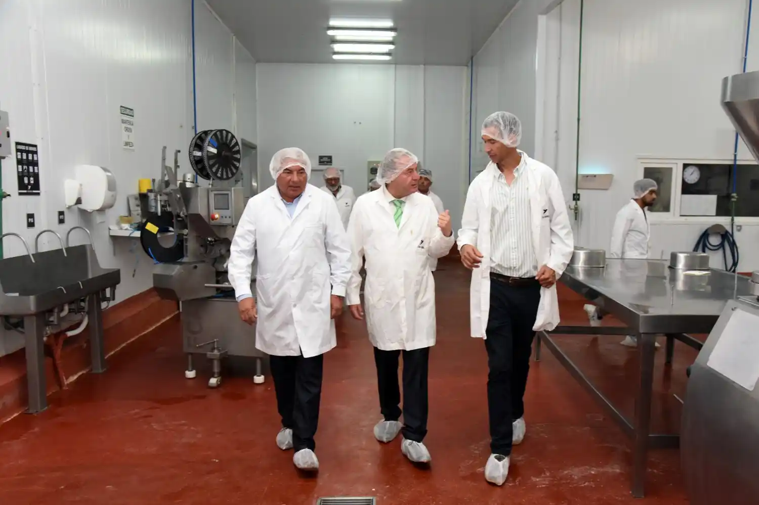 En una de las recorridas del embajador junto a dirigentes empresariales de la ciudad.