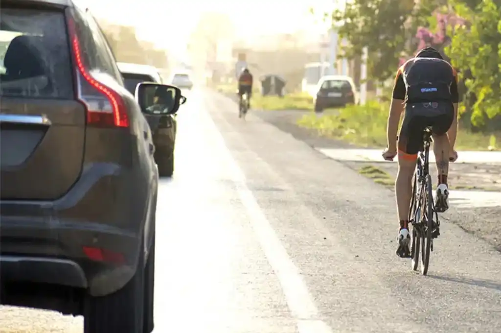 Tragedia en España: joven ciclista murió tras chocar contra el auto en que iban sus padres