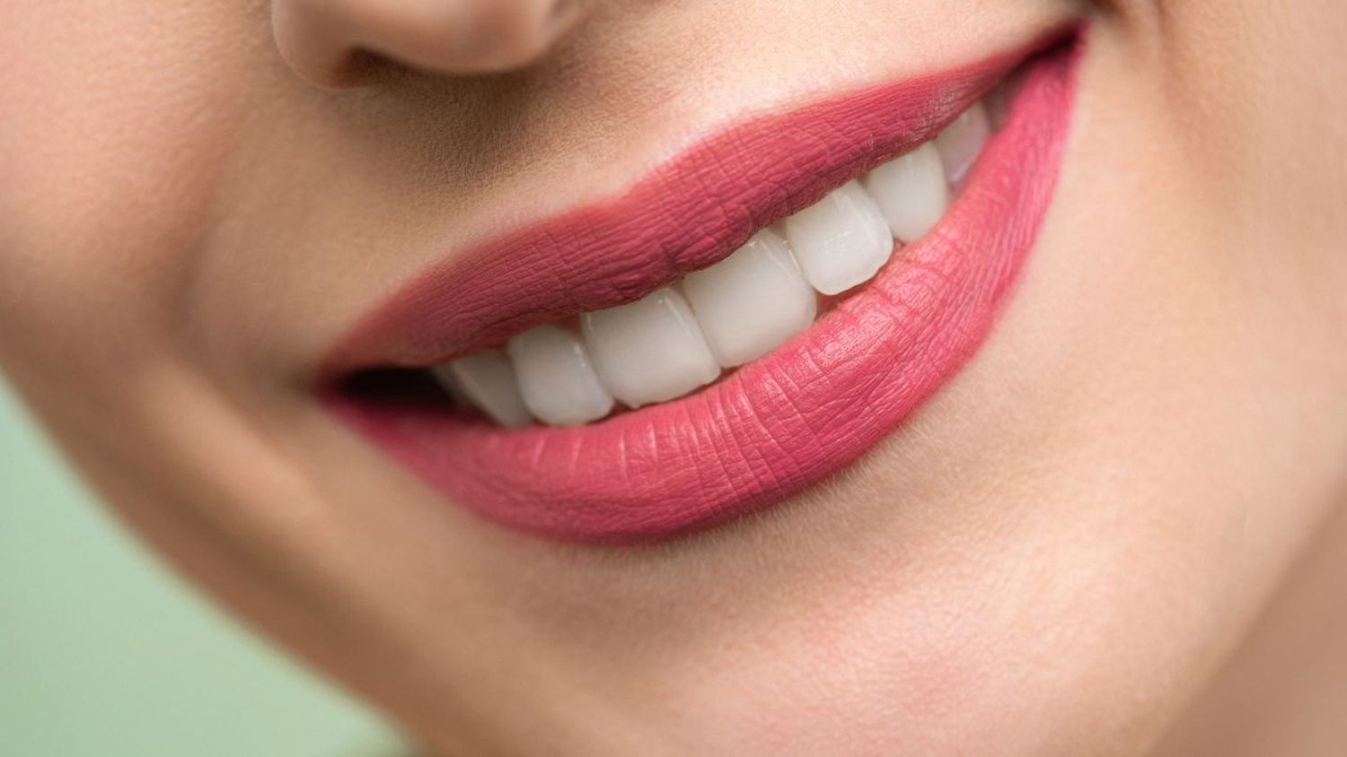 Así puedes limpiar tus dientes sin necesidad de pasta
