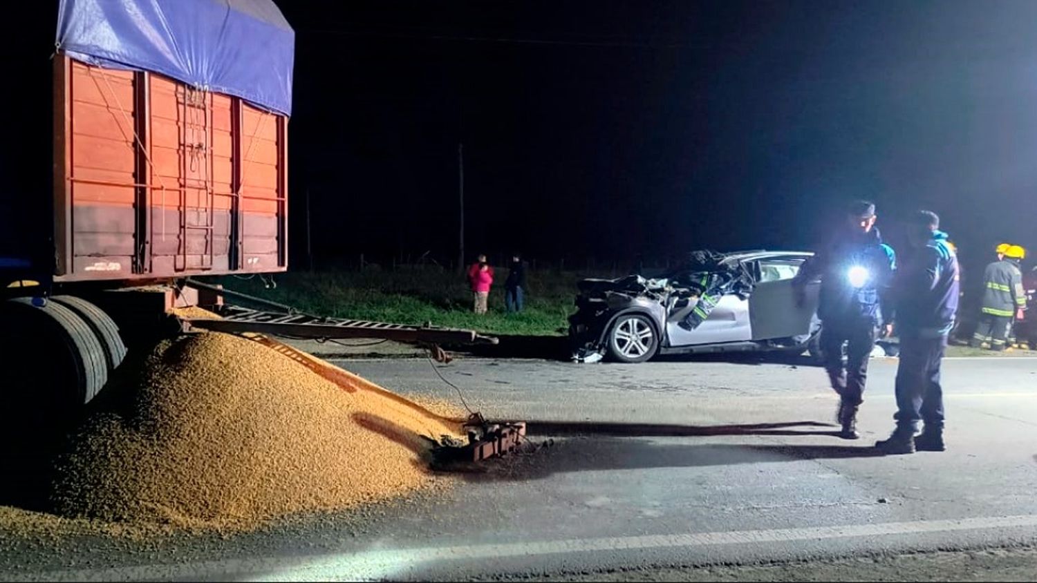 Tremendo. Impacto entre el auto y el acoplado, dejó el saldo de dos víctimas fatales y una mujer con heridas gravísimas