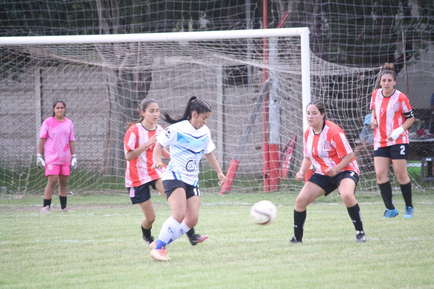 Rivadavia volvió a golear y sigue imparable. Foto: Paola Bartulo