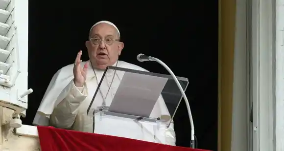 El Papa Sigue internado, pero muestra pequeñas mejorías: ya no utiliza ventilación mecánica