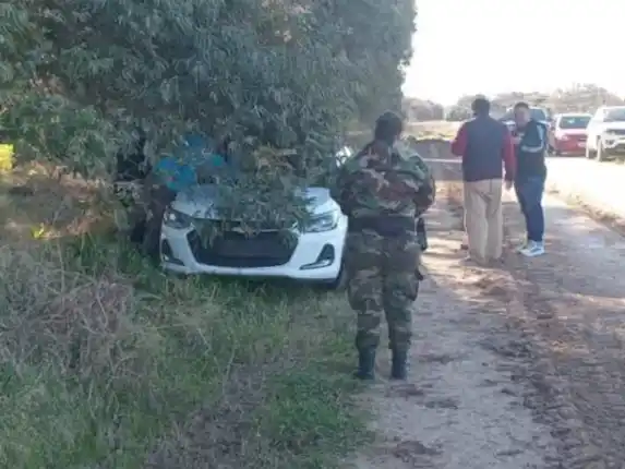 Investigan un posible femicidio tras el hallazgo de dos cuerpos en un auto en provincia de Buenos Aires