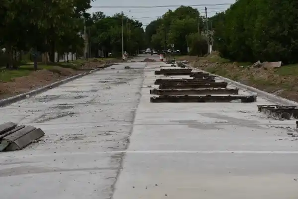 Realizan los tramos finales del hormigonado en el pavimento de calle Machado