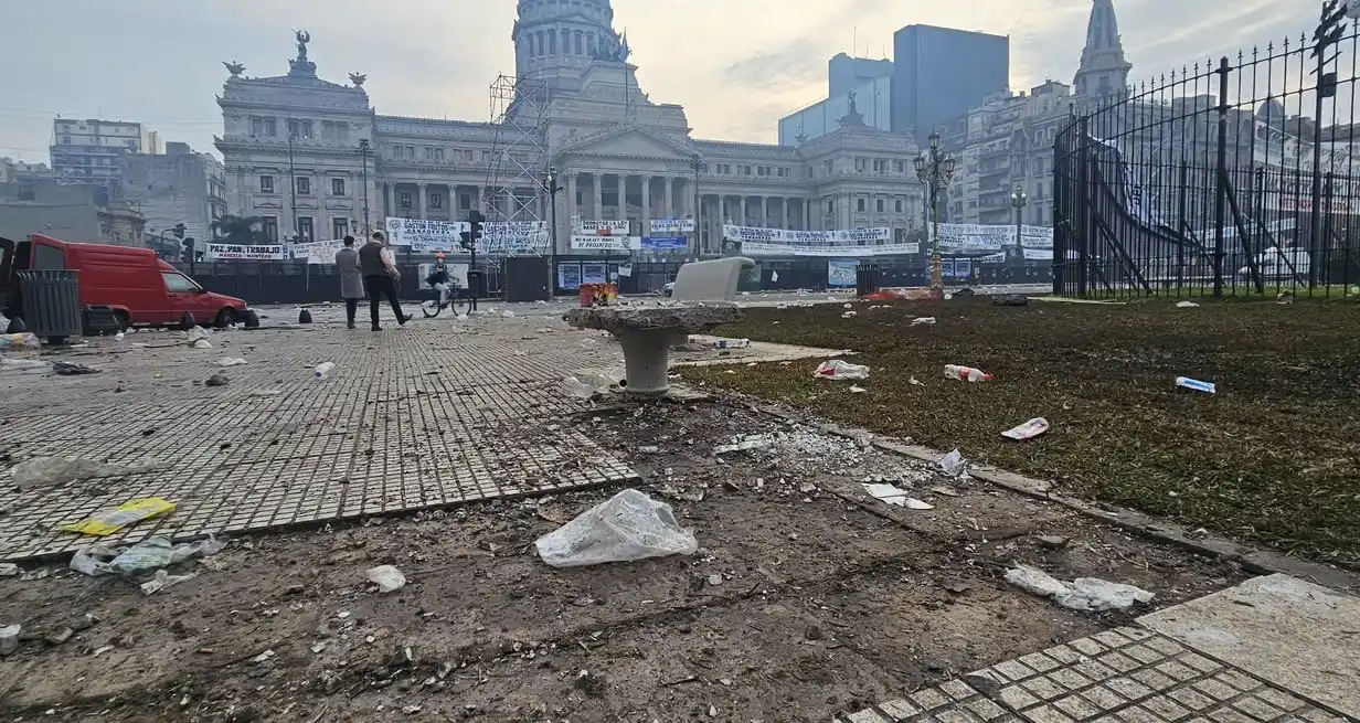 Comenzaron las tareas de reparación y limpieza de la zona aledaña al Congreso que fue el centro de las manifestaciones durante el tratamiento de la ley Bases en el Senado. Foto: NA