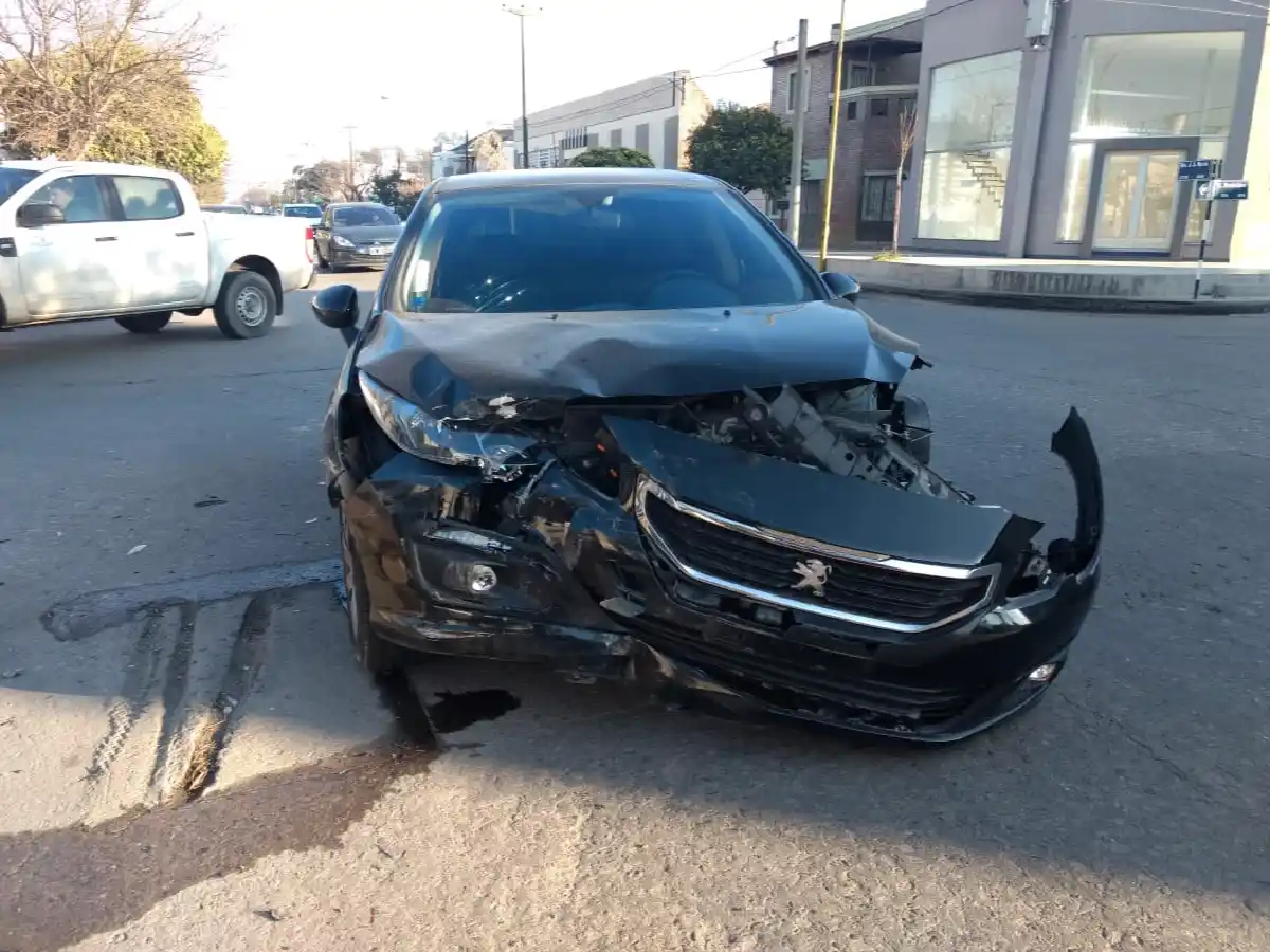 Fuerte accidente entre dos autos en barrio Roca