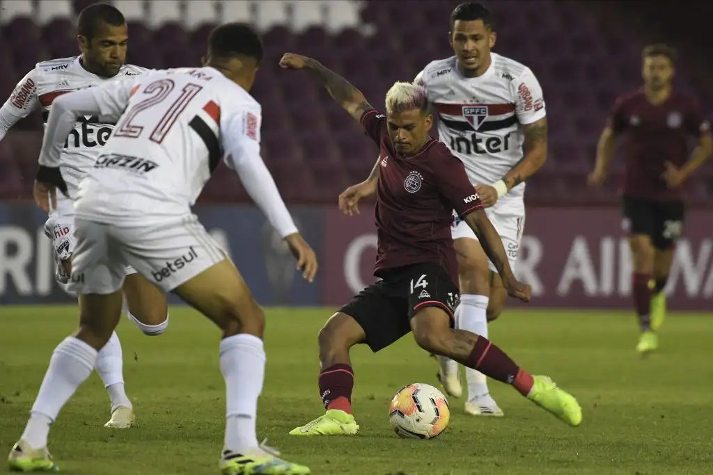 Lanús sacó la mínima  ventaja en un final emotivo