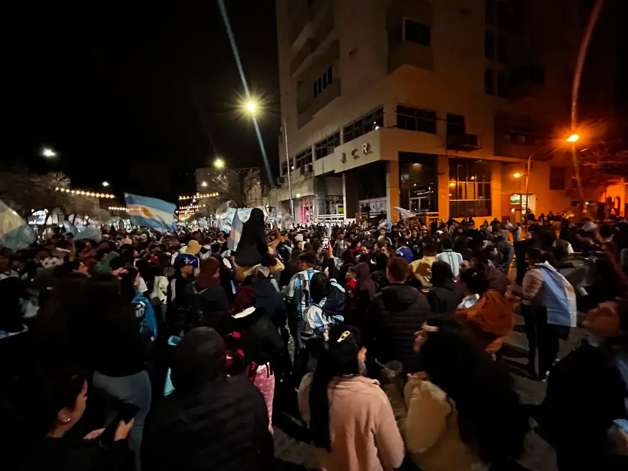 Rafaela también salió a la calle: entre la tristeza y el orgullo, los hinchas homenajearon a la Selección - 2