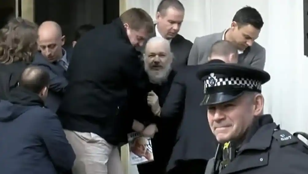 La Policía arrestó a Assange dentro de la embajada de Ecuador en Londres
