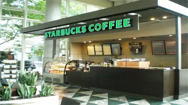 Starbucks ofrece cargadores inalámbricos para celulares en sus locales