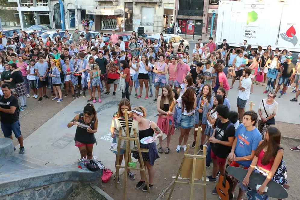 Con su arte, estudiantes de Polivalente  reclamaron la finalización del edificio