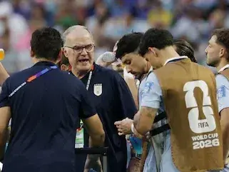 Bielsa tuvo un furte cruce con los referentes del plantel que le plantearon cambiar la estrategia ante España. Foto:EFE