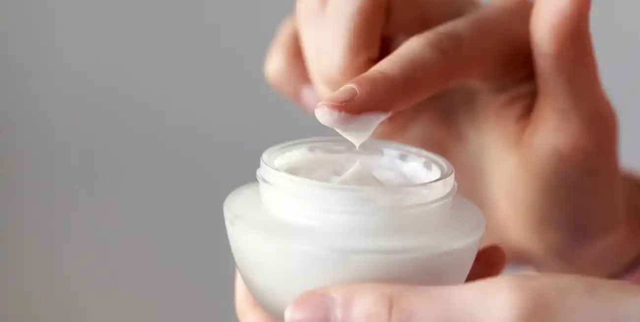 Cremas y sueros cosméticos que declaran contener ácido azelaico