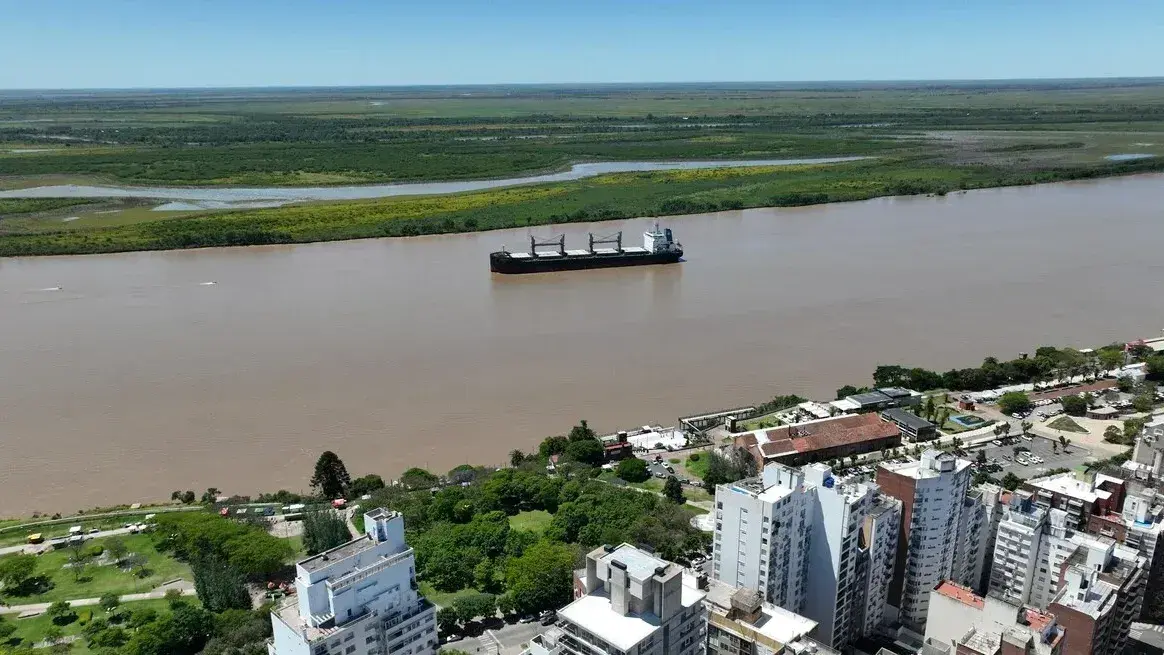 El río Paraná crece y mantienen el seguimiento de la cuenca en Santa Fe