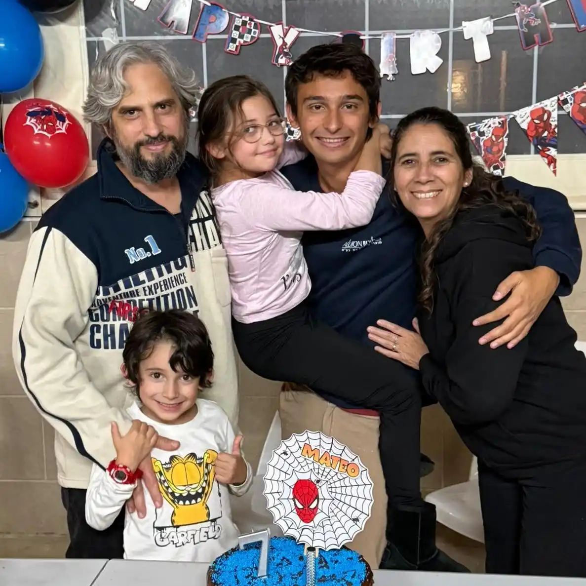 Con su hijo mayor cuando los visitó en este verano