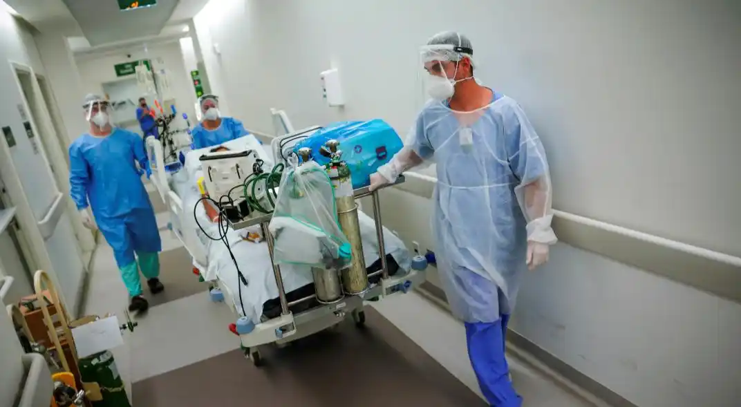 La segunda ola avanza implacable: Se triplicaron los ingresos a terapia intensiva en una semana