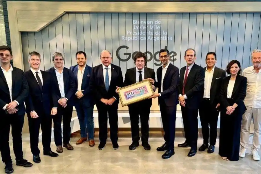 Javier Milei se reunió con los CEO de Google y Apple en Estados Unidos y se llevó un regalo especial